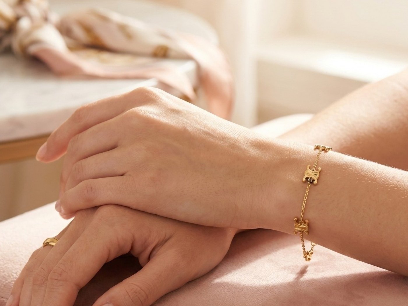 Bijoux Glowir en acier inoxydable doré posés sur un tissu